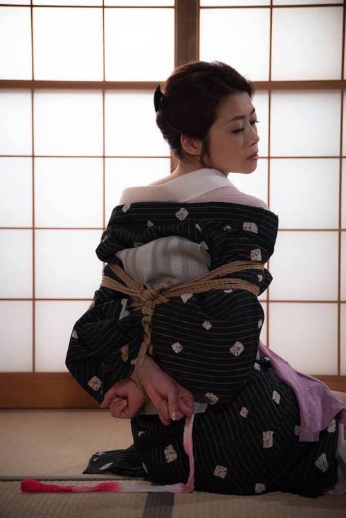 justscreenshots:  Shibari Naka AkiraModel Maki Hojo