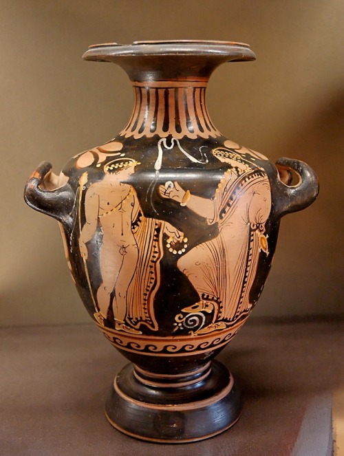 mostly-history: Red-figure hydria from Paestum (360 – 350 BC), by the Greek vase painter Pytho