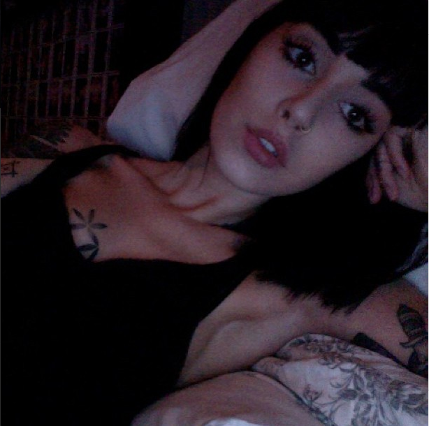 pixie-snowdon:  hannah says: Waitin for someone speshul 