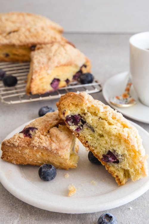foodffs: Lemon Blueberry Scones with a Crumb ToppingFollow for recipesIs this how you roll?