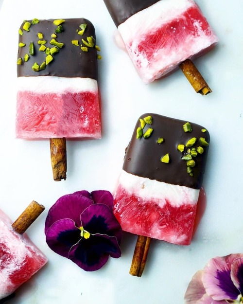 Creamy Rhubarb Popsicle 🍡I love rhubarb. 💕I recently started making my own rhubarb juice so the logical next step is freezing it and preparing my own popsicle 👩🏻‍🍳Ingredients:
• 500 g rhubarb (not peeled)
• 150 g erythritol low-cal sugar
• Pulp of ½...