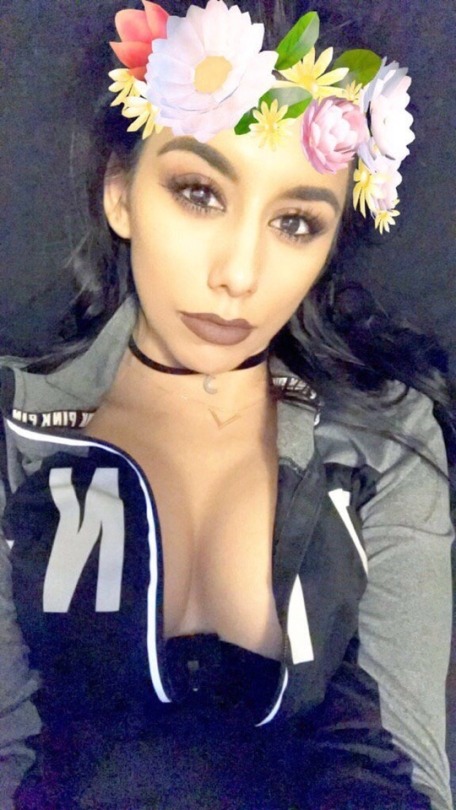 hornythots:  Peek ❤️