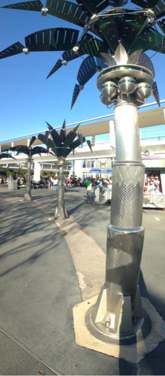 The robo-conut trees—a signature of Tomorrowland’s unappealing landscape. In the future,