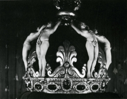 kittencrimson: Folies Bergere 1926, ph. James Abbe