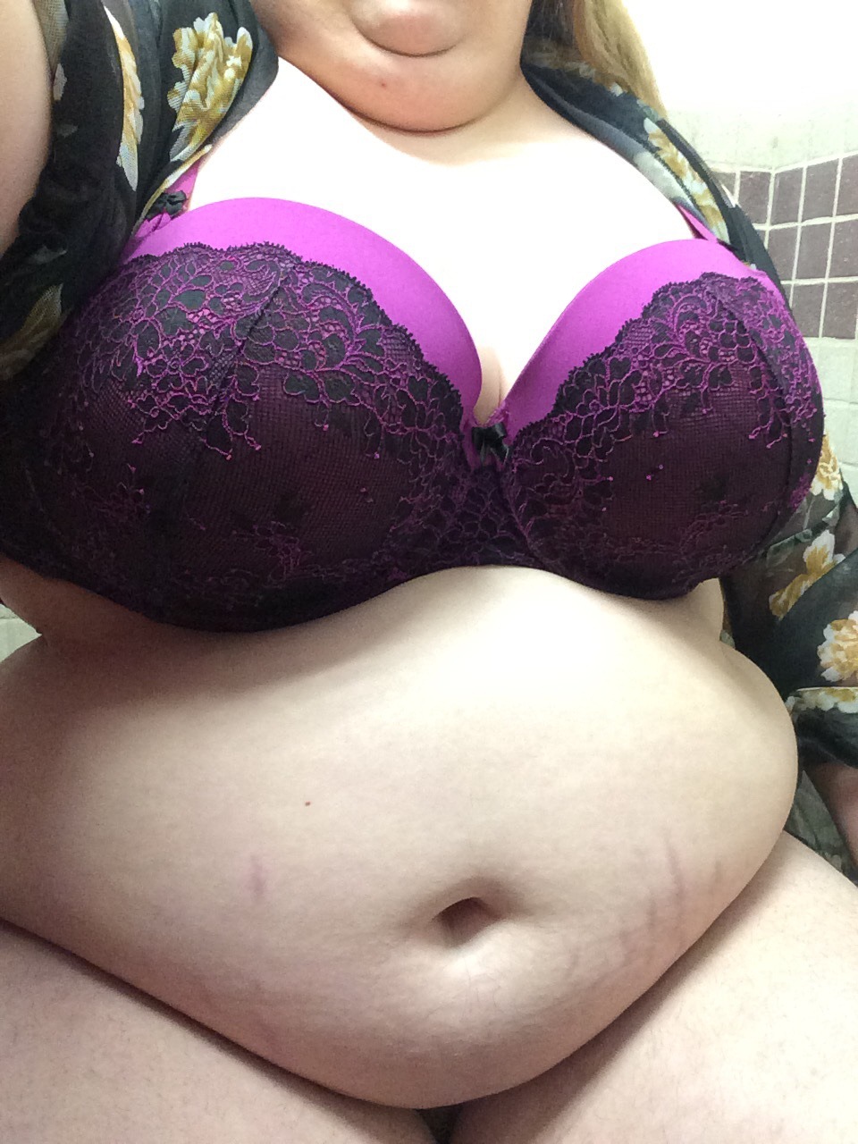 greedyofficefatty:This fat piggy is getting too wide to fit in the frame….