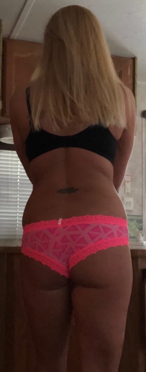 willy484: Took some pictures before I played with my little wet pussy!