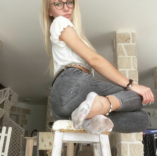 socksandfeet:It is unwise to not share pictures of Emmy. Make sure you check out