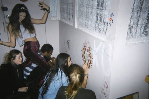 aciddaisies:  soft grunge/models  10 weird things that turn men on omg   Vtk
