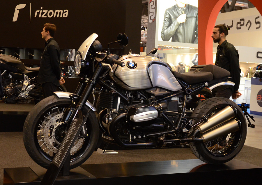 nakajima46works:  BMW Custom in EICMA EICMAミラノショーで見かけたBMWカスタム達。3年前まではまったくなかったカスタムBMWが、ここ数年で急激に増えていて、ちょっとしたブームになっているそうです。カスタムのクオリティは様々ですが、日本では見る事のできないようなカスタムもあって面白いです。左上のアルミ外装のモノレバーR65はミラノのRadikal
