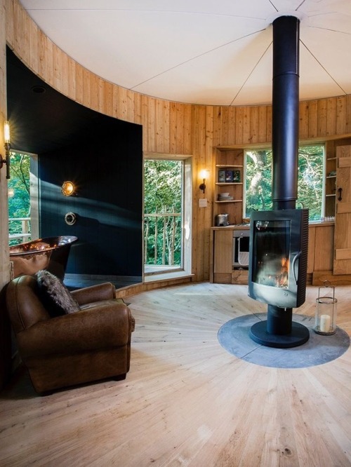 6stringgig: morninglory1:  prefabnsmallhomes: Woodman’s Treehouse, Dorset, UK by Guy Mallinson