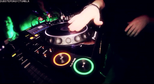 twitchfan777:  life-within-a-toxic-mind:  dat bass  Droppin it!! 