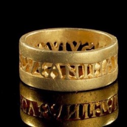 museum-of-artifacts:Roman ring with the inscription “ANIMA DVLCIS VIVAS MECV” (May you live with me sweet soul). Late Roman, 4th centuryAD. Lovely? #ring #gold #art #love #roman #history #l4l