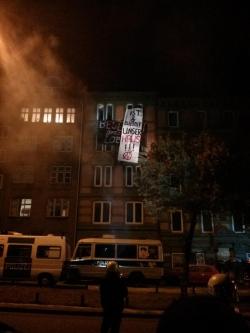 diestadtisteindorf:  Gestern Abend besetzen Aktivisten im Zuge der Squatting Days in der Breiten Straße 114 in Hamburg-Altona ein seit über acht Jahren leerstehendes Haus. Die Besetzter wehrten sich mit Farbe, Böller und Feuerlöschern gegen die