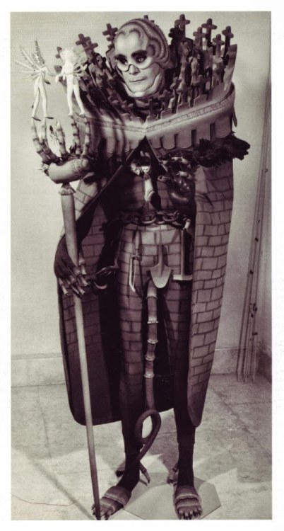 neil-gaiman:sixpenceee:Vintage Halloween Costume Compilation(Photo Source) Again. Again.