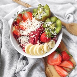 marriedtoablueberry:  Smoothie bowl after a morning run 🍓🍌 