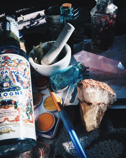 thelunarianwitch:  artsy witch 