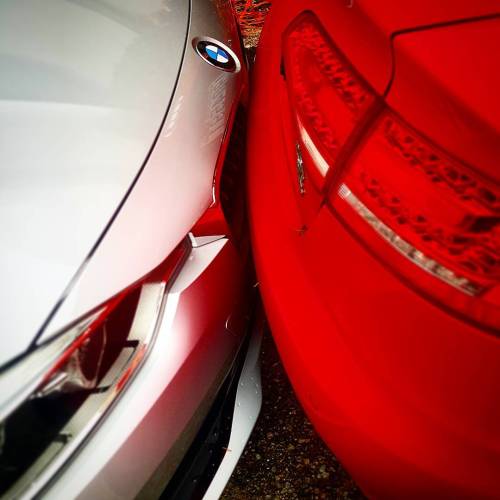 USE THOSE PARKING BRAKES, PEOPLE. #thisisseattle #hills #uhoh #fenderbender #strangersinthenight (at