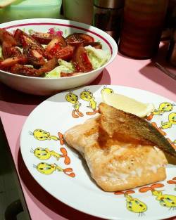 Tassie salmon. Thanks @maggot666au 😙👌👌 #food #foodie #foodporn #foodieporn #foodofinstagram #foodgram #instafoodie #instafood #tasmaniansalmon #crispyskinsalmon #gardensalad #weightloss #weightlossjourney