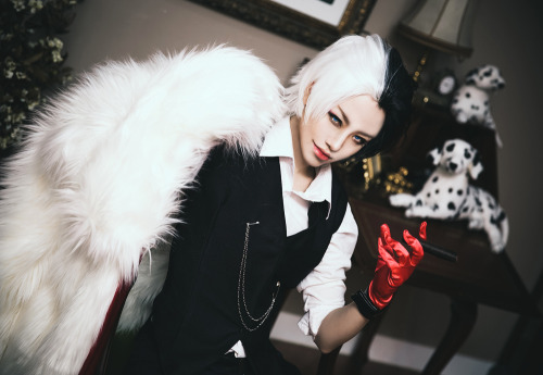 Character: Cruella de VilNovel/Movie: 101 DalmatiansCN: AtoWorld Cosplay