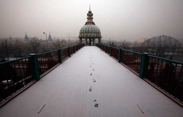 weirdlandtv:Photos by David Gray of China’s abandoned WONDERLAND park, once planned