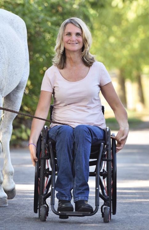 Mature para blonde horsewoman