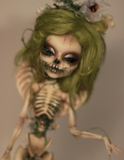 gothiccharmschool:  kayke-knadle:  Custom OOAK Monster High Skelita - Commission  Oh, how lovely and unsettling!