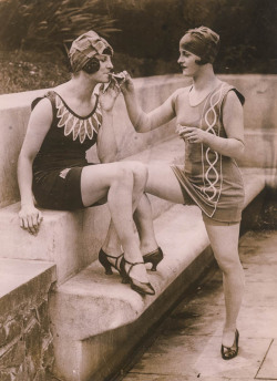 Vsw:  English Bathing Beauties Show Us Latest In Suits—No Stocking Worn At English