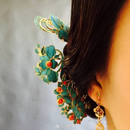 fouryearsofshades: ziseviolet:Traditional Chinese Diancui hair ornaments. Don’t ever buy real 