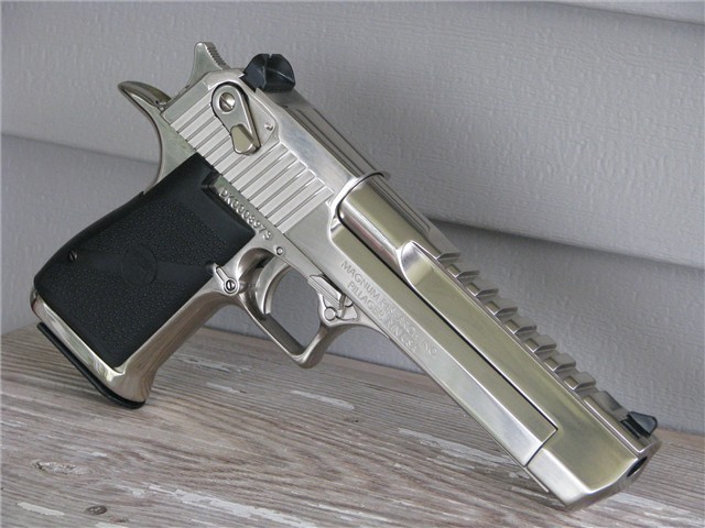gunrunnerhell:  Desert Eagle XIX If a golden Desert Eagle is too gaudy or cliche;