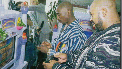 christmas-in-compton:  Tupac and Suge playing Sonic. (Very Rare)