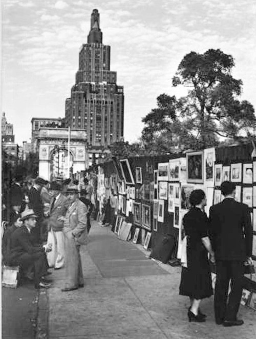 The semi-annual art exhibit in Washington Square Park, 1939.Photo: Alexander Alland via NYPL