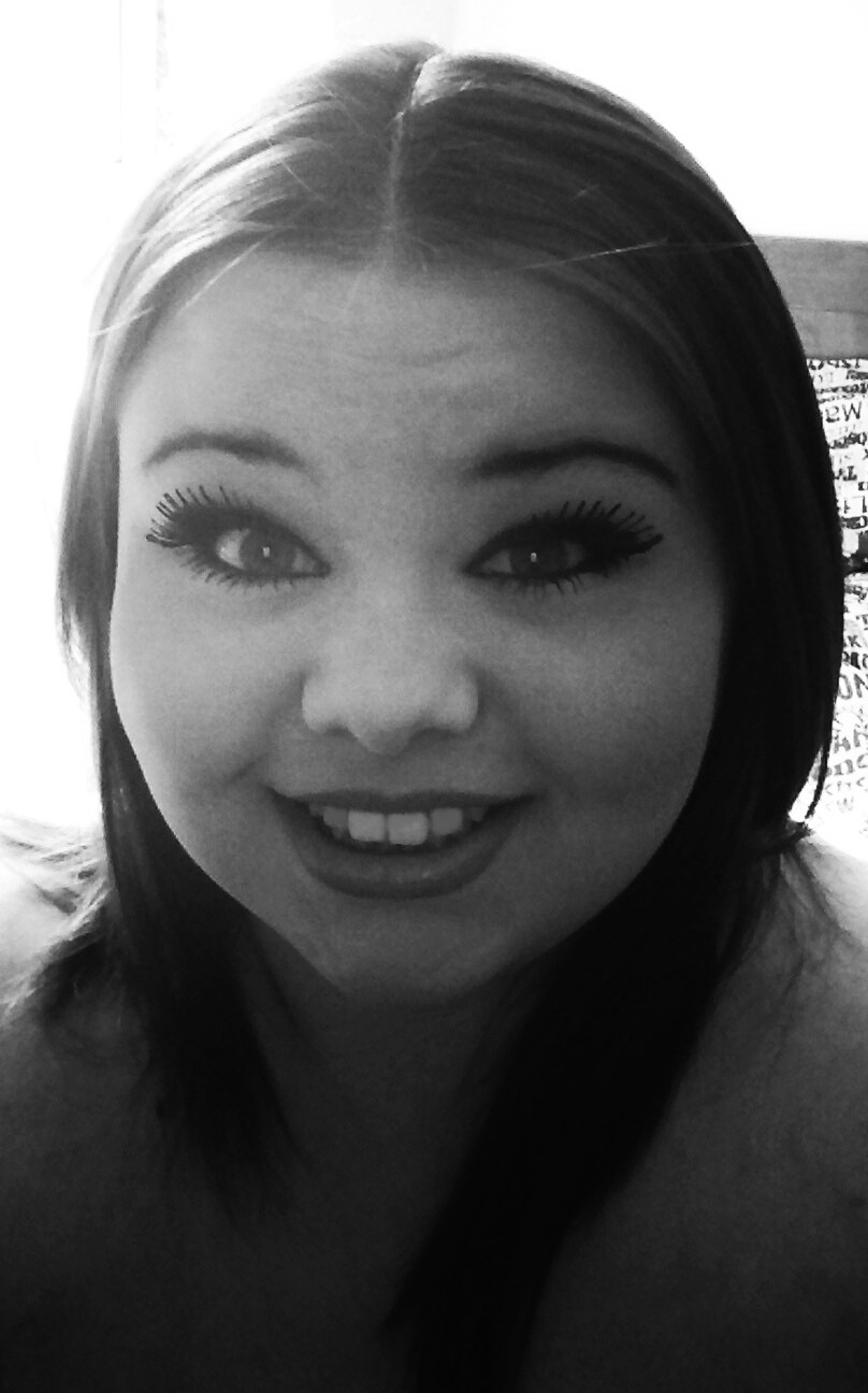 porcelainbbw:  Black and white selfie :) 