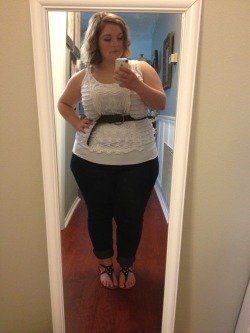 appulsauce:  hereiswhereiloveyou:  top: Cato’s  jeans: F21+ sandals: Nine West belt: Torrid  Ohi  good looking woman