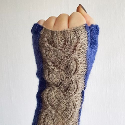 #throwbackthursday Jeans and Old Lace - fingerless gloves knitted in intarsia in the round; free #kn