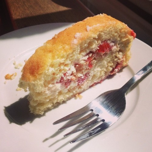 So this is how the Strawberry and Mascarpone Swiss Roll turned out. It tastes like summer. Nom nom n