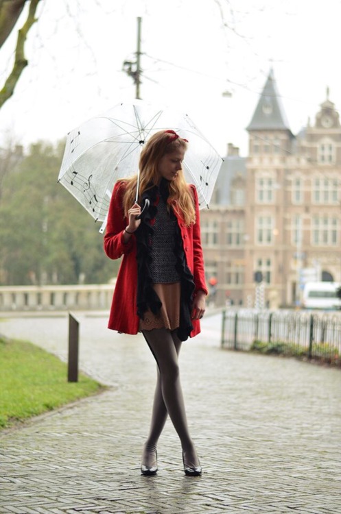 http://www.fashionwasmysecondlove.com/2015/03/outfit-red-and-rain.html