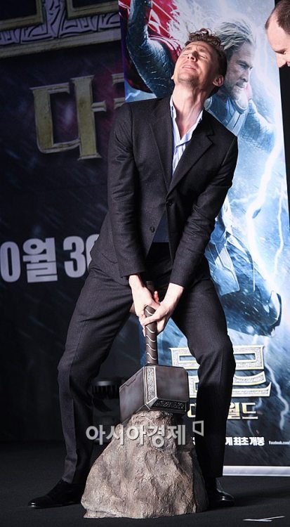 gofuckyourselftomhiddleston:  soariing:  Perfect Porn……….. OMFG! TOM!!! (T-T)  Tom… what the fuck 