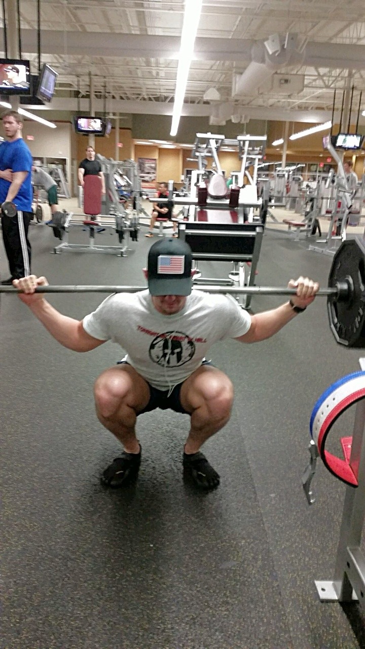 Some close stance squats of 225 to end the night after a brutal lift. Reps for merica.