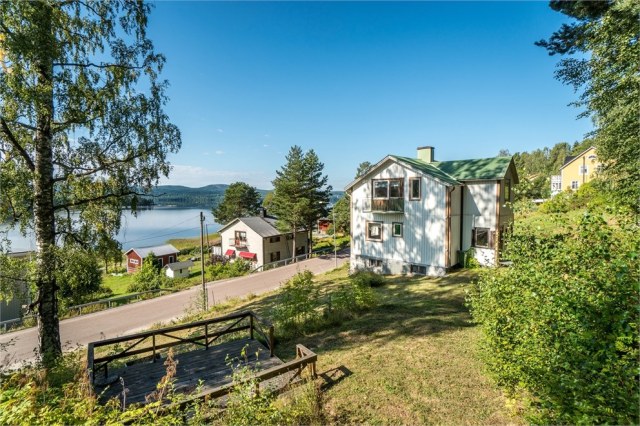 I love cute ugly houses with a view.Fastighetsbyrån