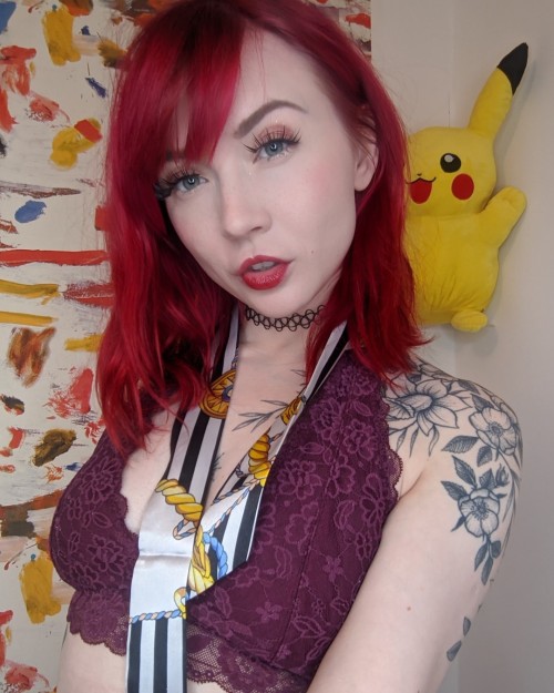 Scarf Queen Eva Ray - selfie shoot - strip scarf & Pikachu! #neckscarf #necksilk #neckchiffon #s