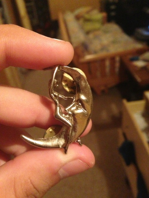 lesbiansandthelivingdead:eyebrowgod:I found a pin of a lady getting ate out by the moon on my moms d