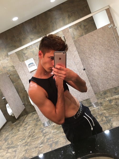 ehuro: Gym selfies