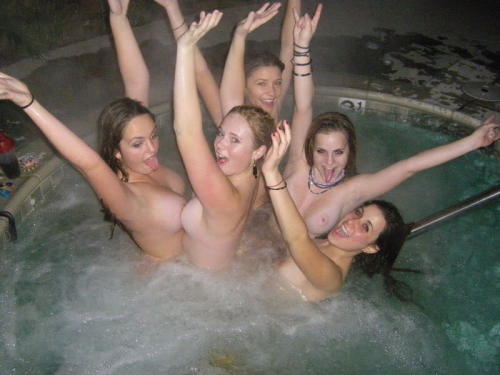 groupgirlsnude: collegeamateurs2: Party in the hot tub (via TumbleOn)