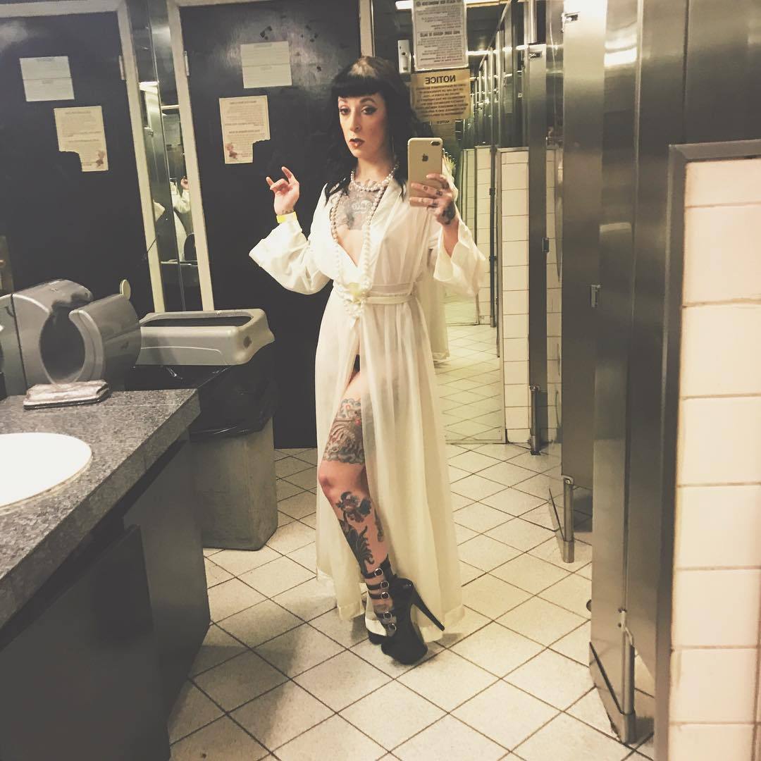 stripper-locker-room:  actresshollyjee