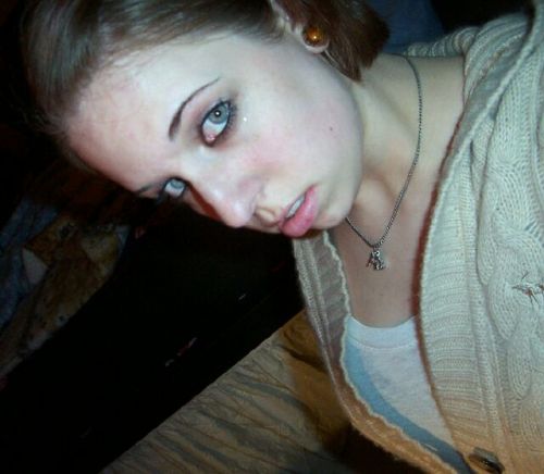 colorfultaleblaze: selfie girl