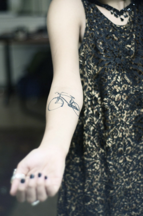 fuckyeahtattoos:  This is my bike tattoo. I got it for my mom because she is a cyclist and has alway