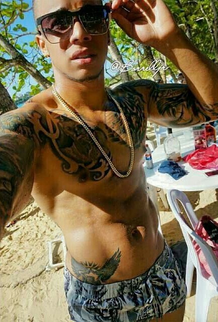 dominicanblackboy:  A sexy moment wit gorgeous tatted Borrell Jr.!😍 