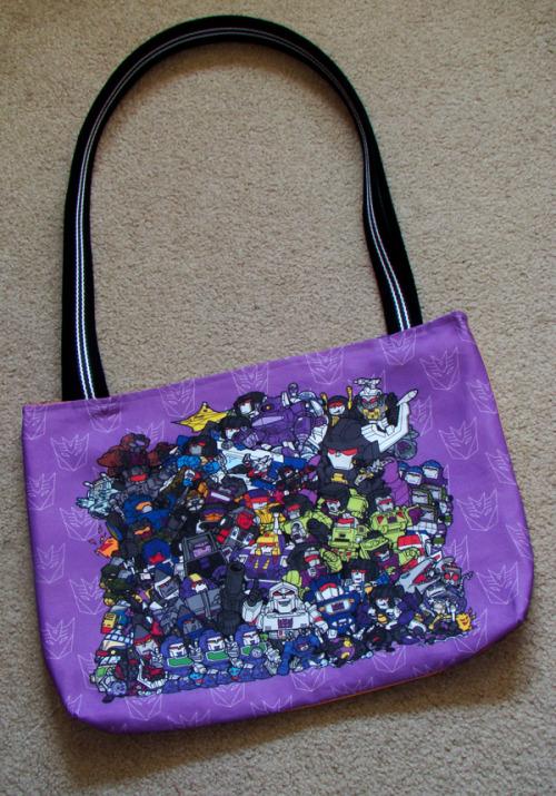 ceryskitty:  space-bridge-to-nowhere:  Bots and Cons Bag Remember the Yoshioka linearts? I colored two of them. Then I made a bag, because why not?  Omg that’s amazing~ do want~