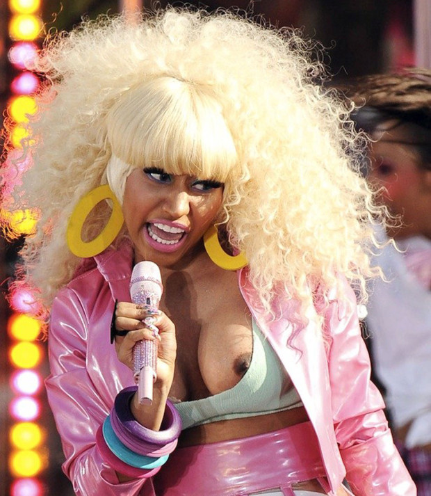 wardrobemalfunction:  Nicki Minaj goer commando - Nip slip - Underboob