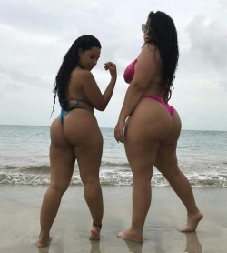 thicksexyasswomen:  2x Teamed